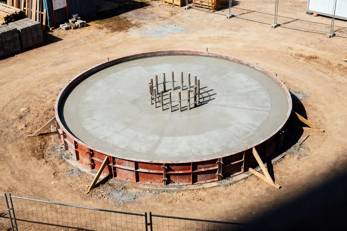 Construction circulaire en béton avec largeur toupie béton sur chantier de construction