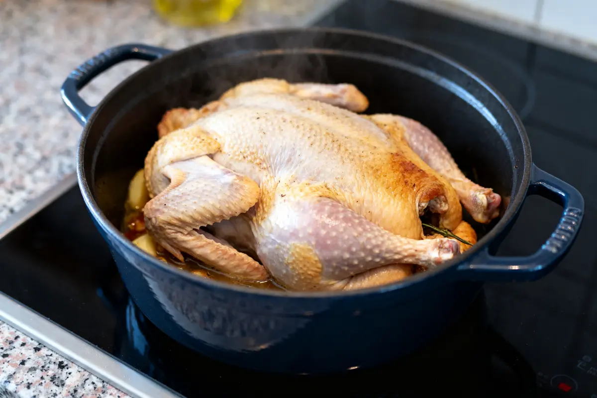 Pintade entière en cocotte sur plaque chauffante, idéal pour temps de cuisson pintade 1 kg 500