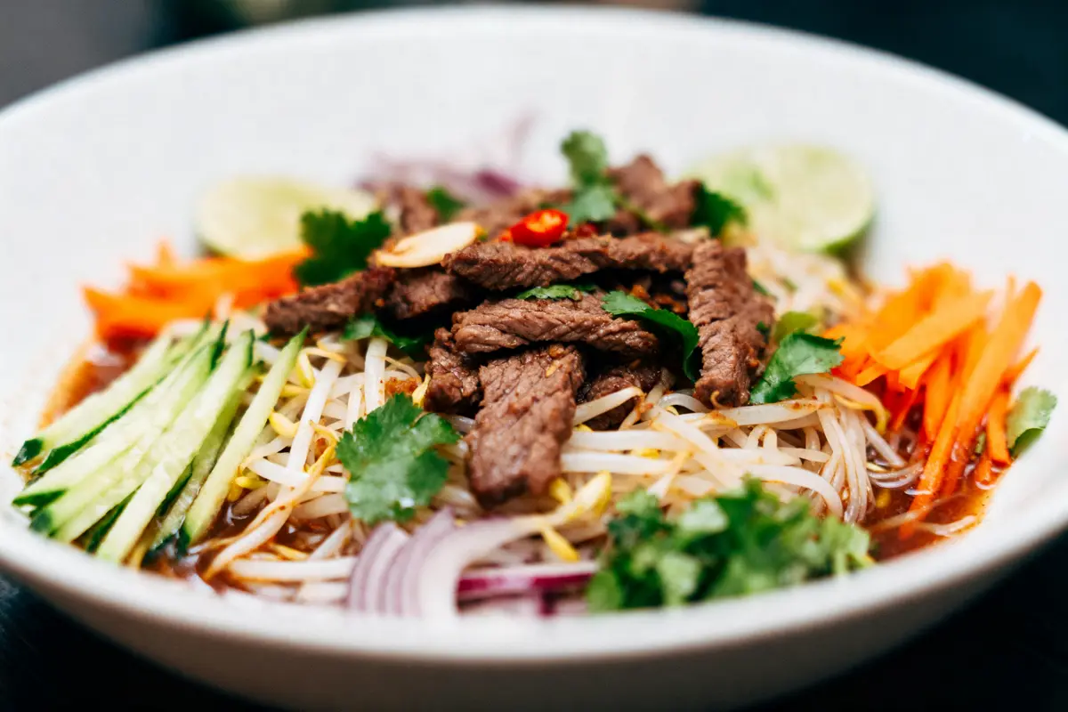 Salade Thaï au Bœuf : Recette fraîche et parfumée